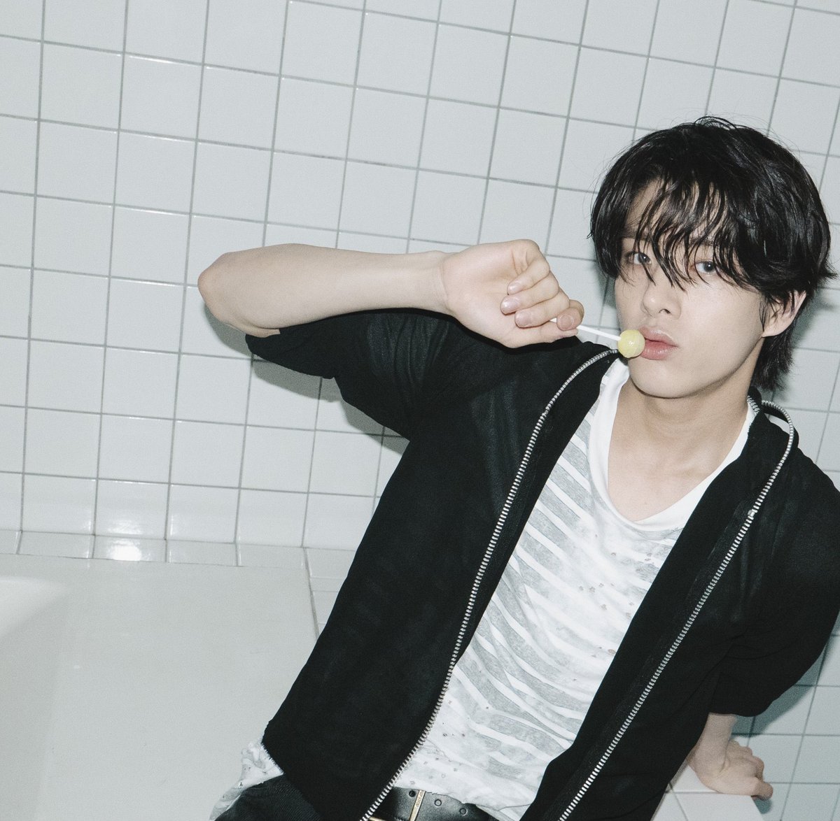 shimjzake's tweet photo. he wears a boyfriend-style outfit, exuding natural charisma as he poses confidently in front of the camera, his relaxed yet refined presence creating a captivating aura that feels effortlessly stylish and undeniably attractive. https://t.co/4yvoUNc6C1