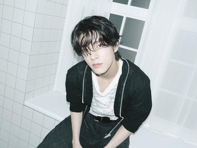 shimjzake's tweet photo. he wears a boyfriend-style outfit, exuding natural charisma as he poses confidently in front of the camera, his relaxed yet refined presence creating a captivating aura that feels effortlessly stylish and undeniably attractive. https://t.co/4yvoUNc6C1