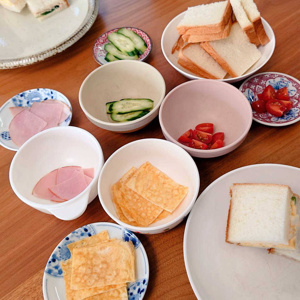 kitchen0202's tweet photo. 今日は微熱はあるものの元気な5歳児と元々プールへ行く気満々で超元気な2歳児が家にいるのでお昼ご飯は自分で挟んで作るサンドイッチに😇子どもが挟みにくそうなたまごサラダとツナマヨのサンドイッチは別で作ったよ✌母はもう疲れたよ〜〜〜🙄
まぁでも食欲があるのはいいこと……

#おうちごはん https://t.co/GwnXBFdezQ