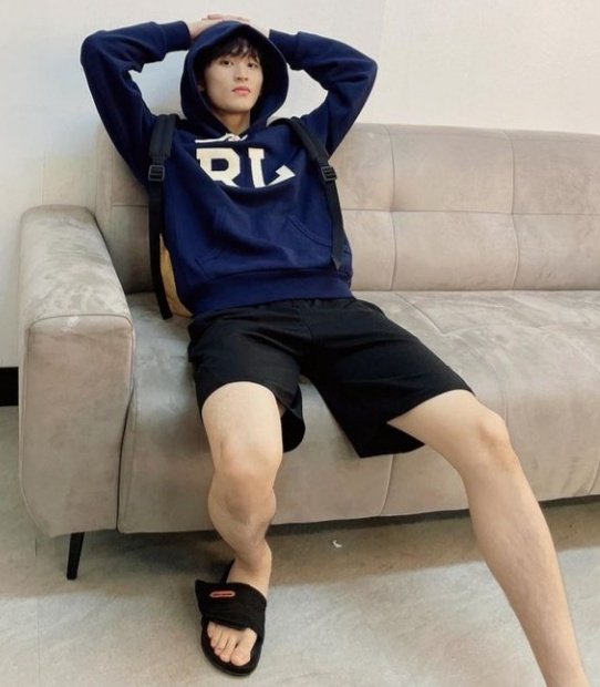 Idols male feet tweet media