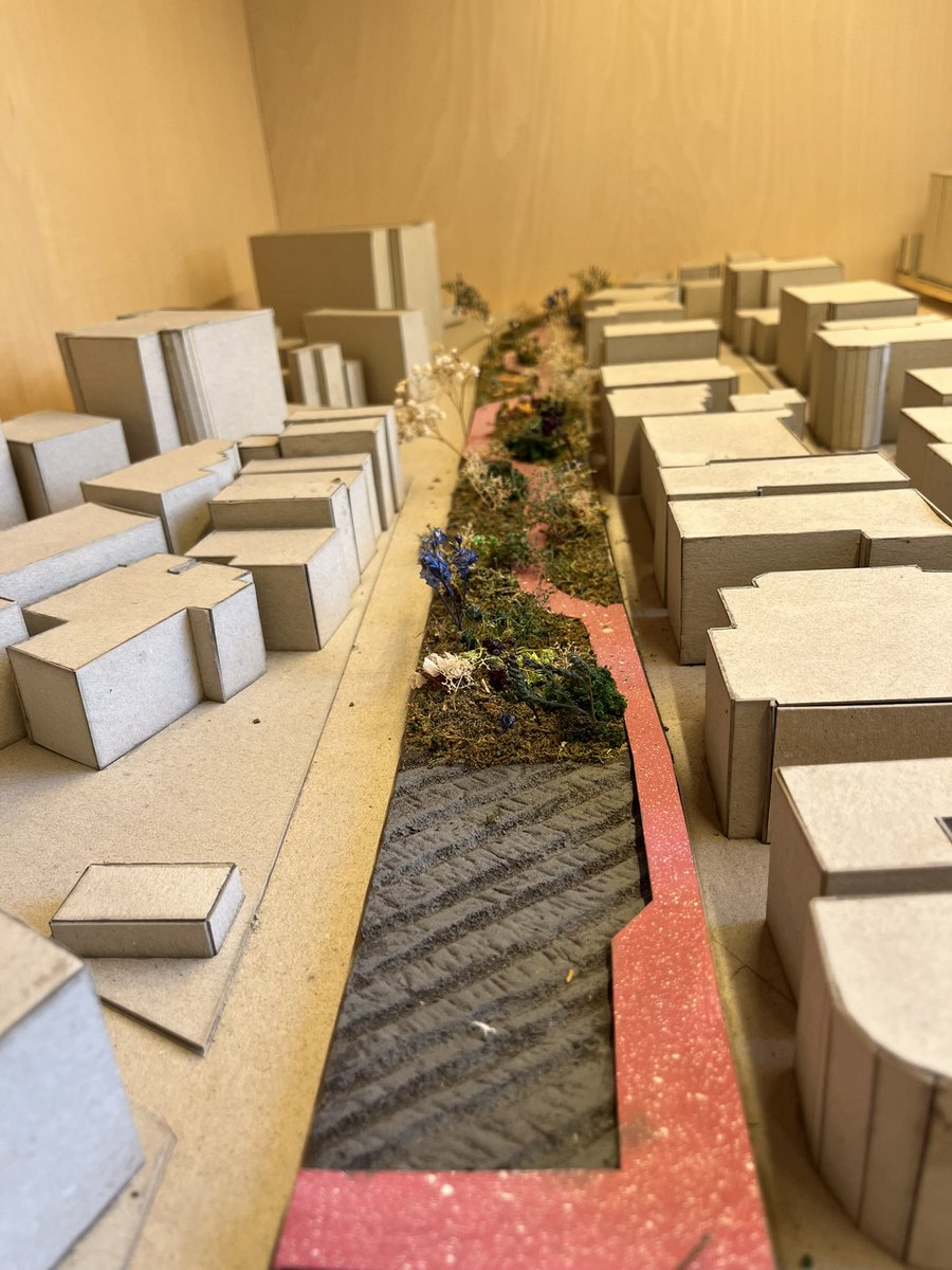 1800万円もかかった施設
中にある模型は
建築家の模型とは思えない代物であり、田根剛が建築家などてはないことがよくわかった。

緑道は東西南北に傾斜があるが全く再現されずに平らなまま
樹木も全く再現性のない100円ショップで購入できる様な物が置かれていた
完成度の低さに呆れた。