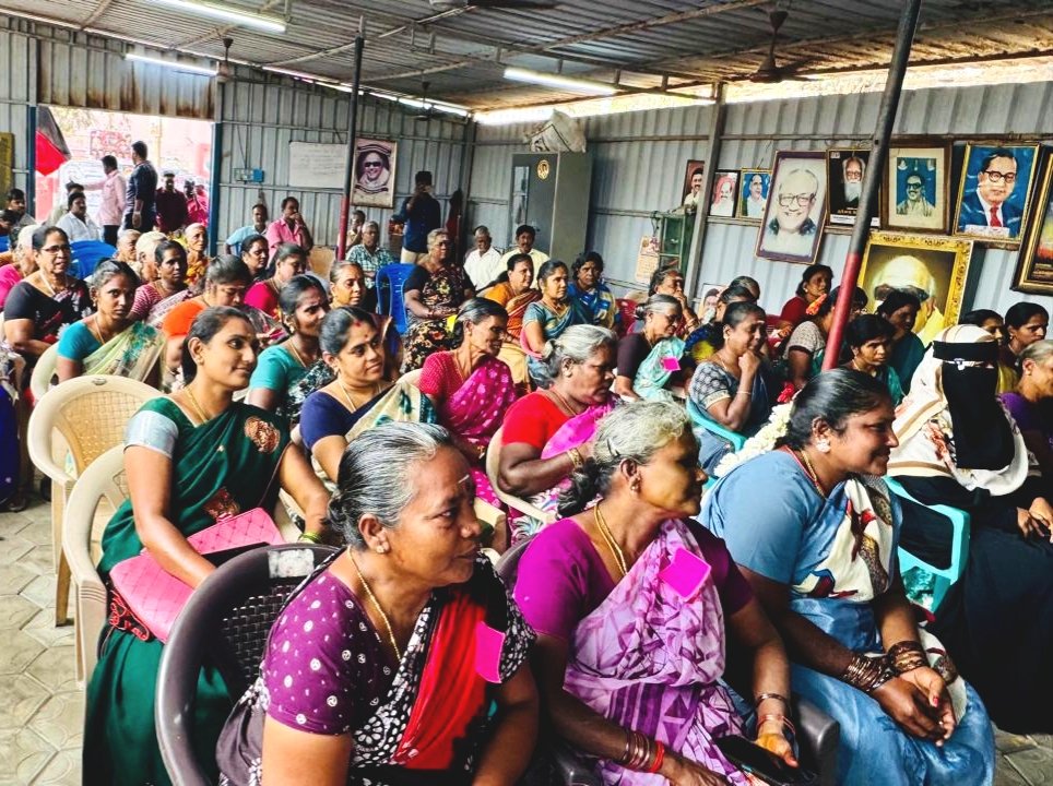 VGRanipet's tweet photo. இராணிப்பேட்டை மாவட்டம் 
ஆற்காடு நகரம்
மாவட்ட மகளிரணி சார்பில் வெல்லும் தமிழ் பெண்கள் பிரச்சாரம் செய்வது 
குறித்து மகளிரணி நிர்வாகிகளுக்கு ஆலோசனை வழங்கினேன்.

#வெல்லும் 
#தமிழ்பெண்கள் https://t.co/K4gj1CDCFF