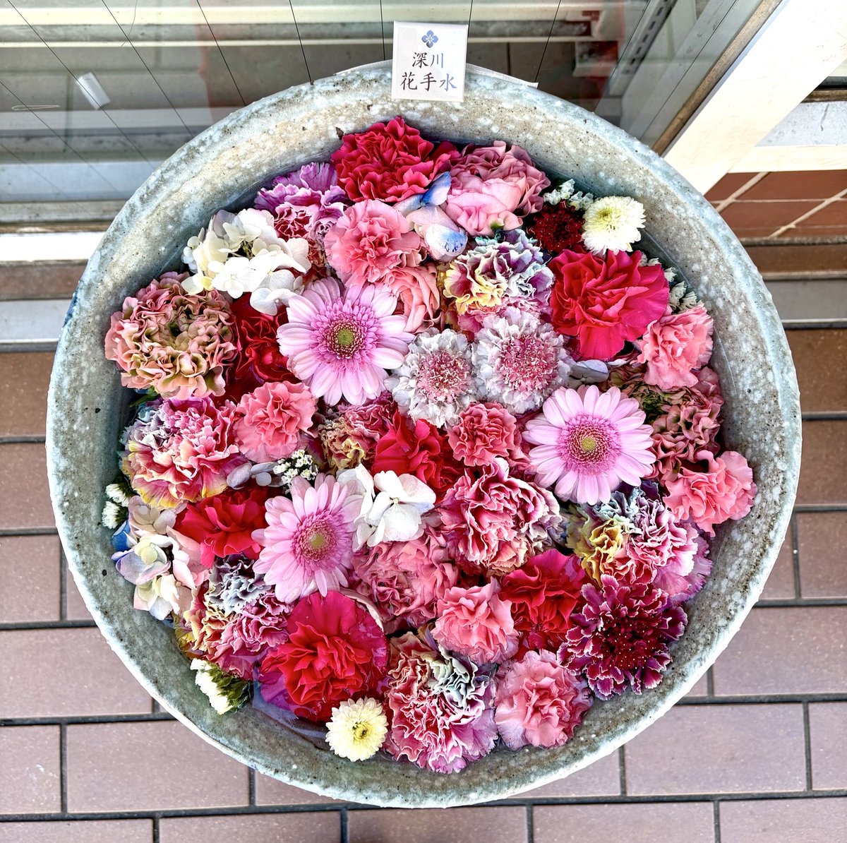 ファミマの入り口にキレイな花手水😍🌸🌹🌺

調べたら門仲の神社仏閣とかいろんな店舗で花手水かざってるぽい✨そして明日までやってる？ぽい！
キレイなの見れてよかった✨✨✨

お花はいいよね〜好き😍