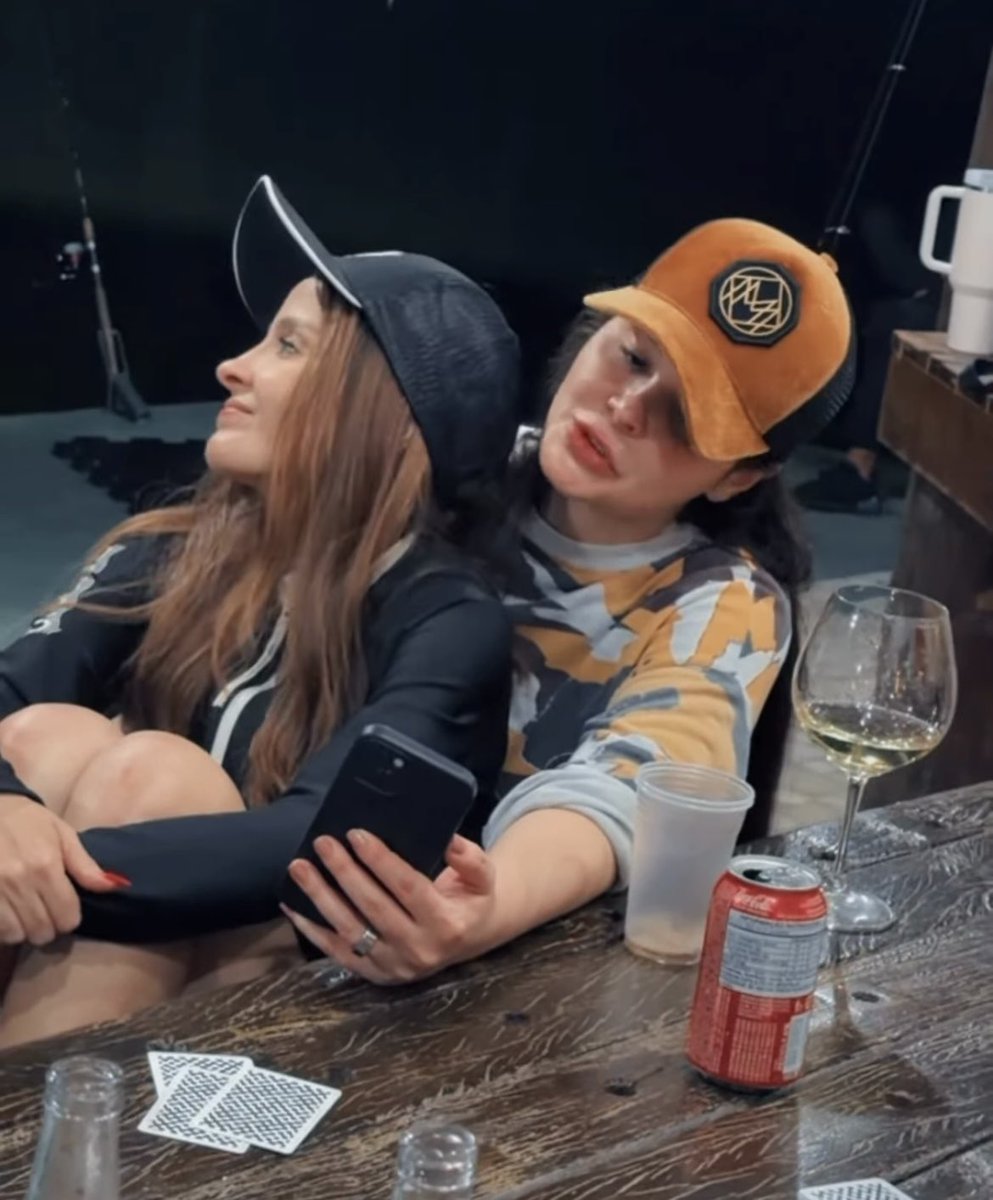 afavelymem's tweet photo. vocês nunca vão entender o quão delicioso é ver as gêmeas juntinhas, curtindo juntas fora do palco...
eu amo esse grude, meu coração fora do peito! https://t.co/CTk6LYpk8t