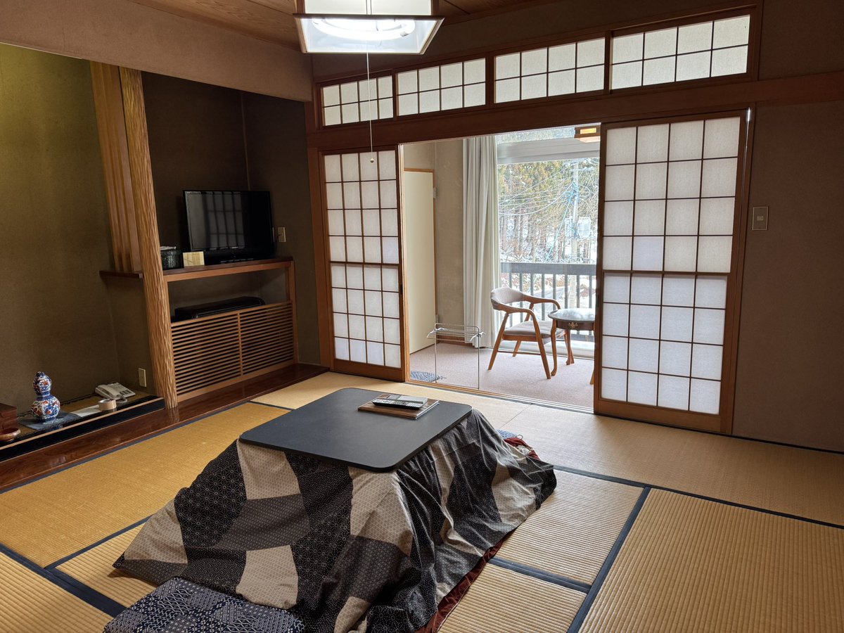 hojunoyu's tweet photo. 訳あり宿泊プランの販売
お部屋からの景色を気にしない方、ちょっとお部屋が狭くても気にしない方限定の訳あり宿泊プランです。
・お部屋からの眺め、北方向
・和室8畳
宿泊料金　素泊まりプラン　一名様の場合　7,500円　二名様の場合（一名様あたり）　6,500円
※朝食付きの場合、上記料金から+1,000円となります。
お申込みはメール　hojunoyu@gmail.com　または宝寿の湯LINEからお願いします。