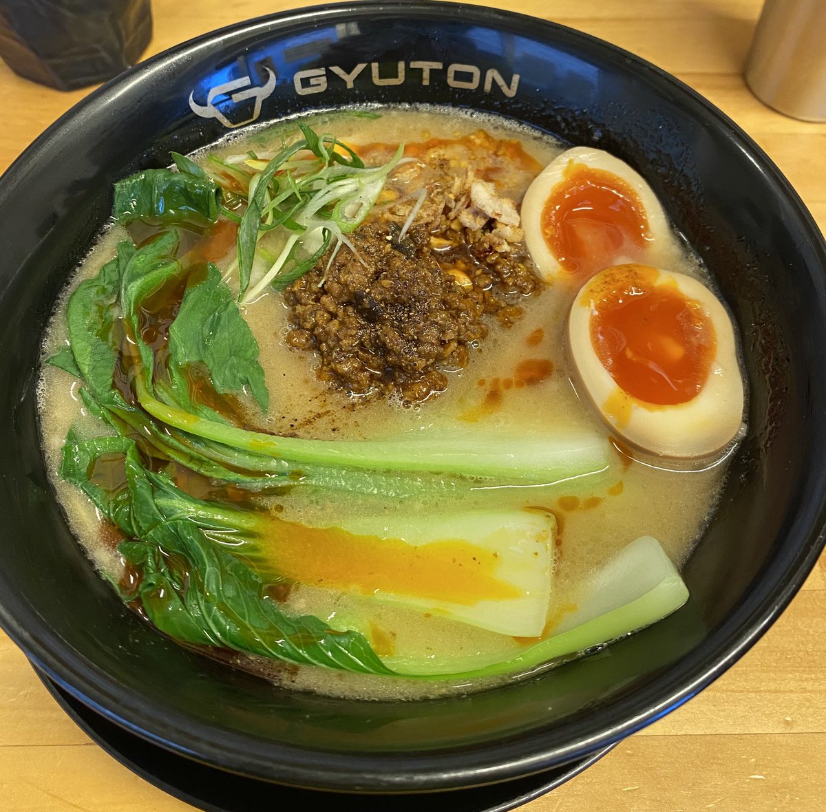 今日の早めのお昼は、聖蹟のGYUTONさんにて、
今月限定の担々麺！🍜

スープを啜ると鼻に突き抜ける花椒の香り！😆
追加に替玉にダイブ飯にて完食！😂

美味しかったぁ、これなら辛いの苦手で敬遠するのは勿体ない😂
汗はかいたけど！💦