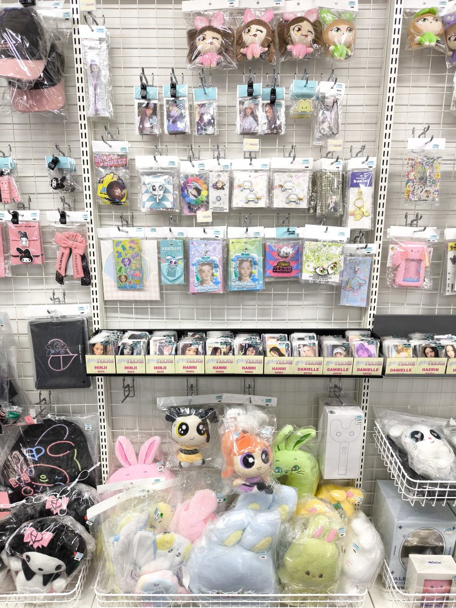 NewJeans #NJZ🐰 【コーナー紹介】 店頭入って目の前のショーケース内