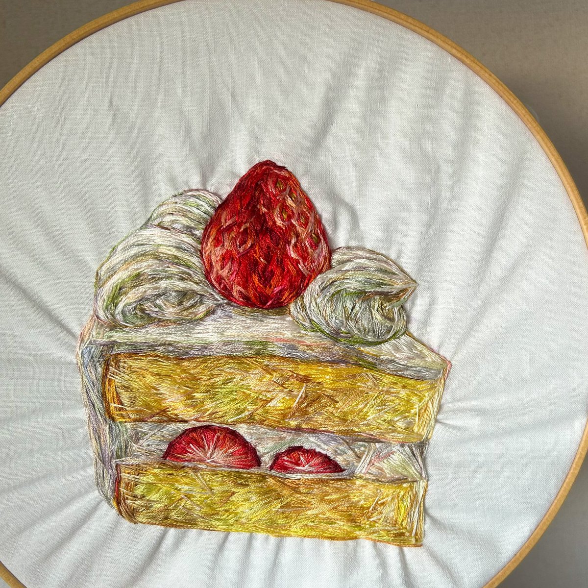 ショートケーキの刺繍。
でかい