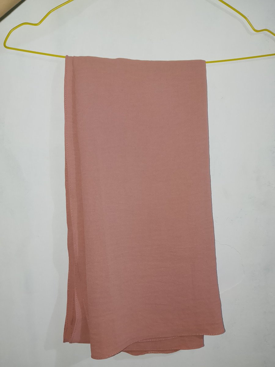 con3Mcd's tweet photo. guys aku mau preloved hijab hijabku, karena udah kebanyakan di lemari, start from 5k only. yg mau tanya-tanya hit me up yaa https://t.co/jV6gqU41J4