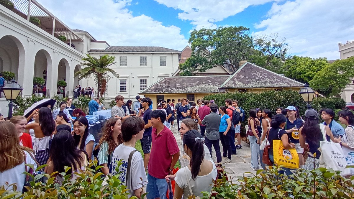 USydneyEcon's tweet photo. 🎉 Yesterday we welcomed hundreds of new Bachelor of Economics students to the School of Economics!

Our newest cohort heard from our UG Co-ord A/Prof Rebecca Edwards, Honours Co-ord Dr James Graham @J_Meanwell &amp; met the amazing #EconSoc team

Excited for the year ahead!📊✨ https://t.co/jneydnhhE8