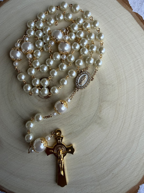 rosarios50437's tweet photo. "Faith has a new glow. ✨ Discover the Golden Covenant rosary from Rosaries by Minnette. Ivory pearls, gold details, and the protection of the St. Benedict Medal. A promise of love made https://t.co/Co6eo0izDe #Catholic #catholiclife #rosaries #prayerbeads #wedding #weddingday https://t.co/Xl1BxxBt8g