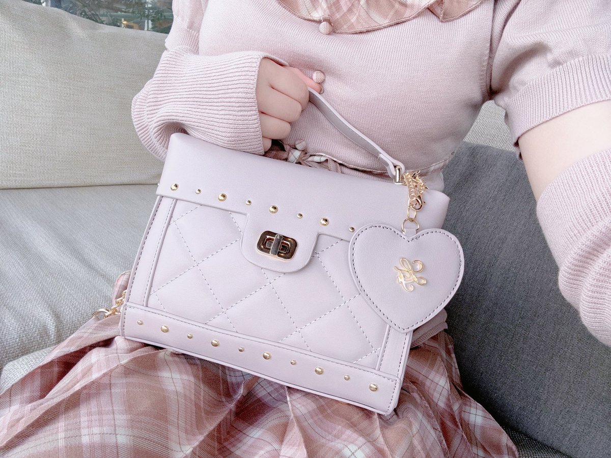 お世話になっております！ lafaryのスタッズバック🩷🪄 たくさん入るし