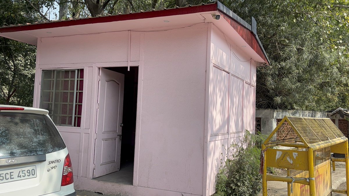 पूर्वी दिल्ली के थाना पांडव नगर इलाके के संजय झील मे युवक की हत्या का मामला सामने आया.हैरानी की बात ये है की जहाँ हत्या की वारदात को अंजम दिया गया संजय झील पार्क की बाउंड्री से सटकर बना हुआ है दिल्ली पुलिस का बोथ.बदमशो के हौसले आखिर इतने बुलंद कैसे हो सकते है. मृतक युवक शशि