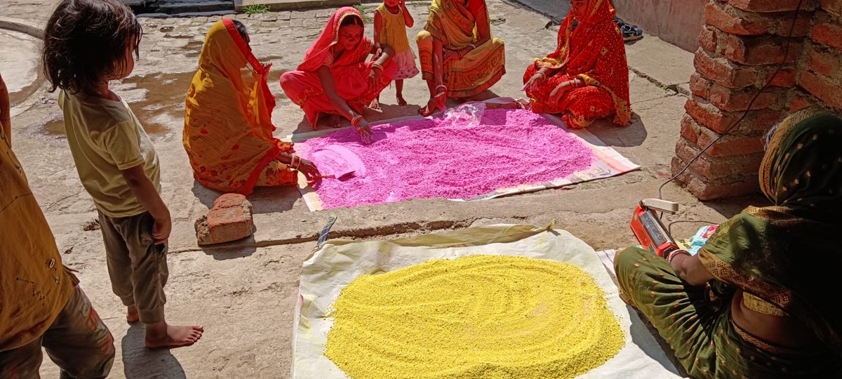 सखी मंडल की महिलाओं द्वारा निर्मित हर्बल गुलाल से मनाएं सुंदर और सुरक्षित होली...

गिरिडीह के जामुआ प्रखंड के जगर्नाथडीह गांव की 12 महिलाएं—रूबी देवी, रानी देवी, देवांती देवी, किरण देवी, तथा अन्य, मिलकर #हर्बल_गुलाल बनाने का काम कर रही हैं। यह सभी पांच अलग अलग स्वयं सहायता समूहों