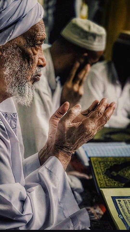 KaraSevdam0101's tweet photo. Rasûlullah (ﷺ) şöyle buyurdu:

“Sizden kim huzuru yerinde, bedeni sağlıklı ve günlük yiyeceği de yanında olarak güne başlarsa, sanki dünya nimetleri ona verilmiş gibidir.”

Tirmizî, Zühd, 34

#ramazan ayımız hayırlı ve mübarek olsun ...🤲 🌹 https://t.co/8Xjfx152l3