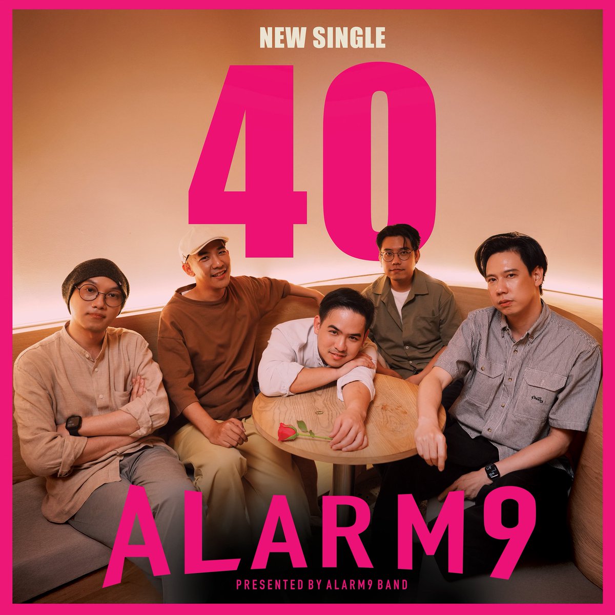 มันยังมีปะ? คนที่นัดกับเพื่อนว่าถ้าอีก 10 ปี เราอายุ 40 แล้วยังไม่มีใคร ลองมาเป็นแฟนกันไหม

พี่โน้ตตั้งโจทย์เพลงใหม่ของ Alarm9 ไว้แบบนั้น ล้อกับระยะเวลา 10+ ปี ของการปล่อยเพลง ‘เพ้อเจ้อ‘ ที่เหมือนเป็นเพลงเพ้อฝันของคนเพิ่งเจอกัน ที่ฝันถึงงานแต่งงานซะแล้วทั้งที่เพิ่งรู้จัก