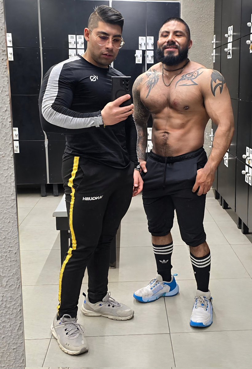 Que verga quieres en la boca y que verga en tu culo? 🍑 🤤
Wanna taste 2 muscles #Daddy s cum 🍆💦