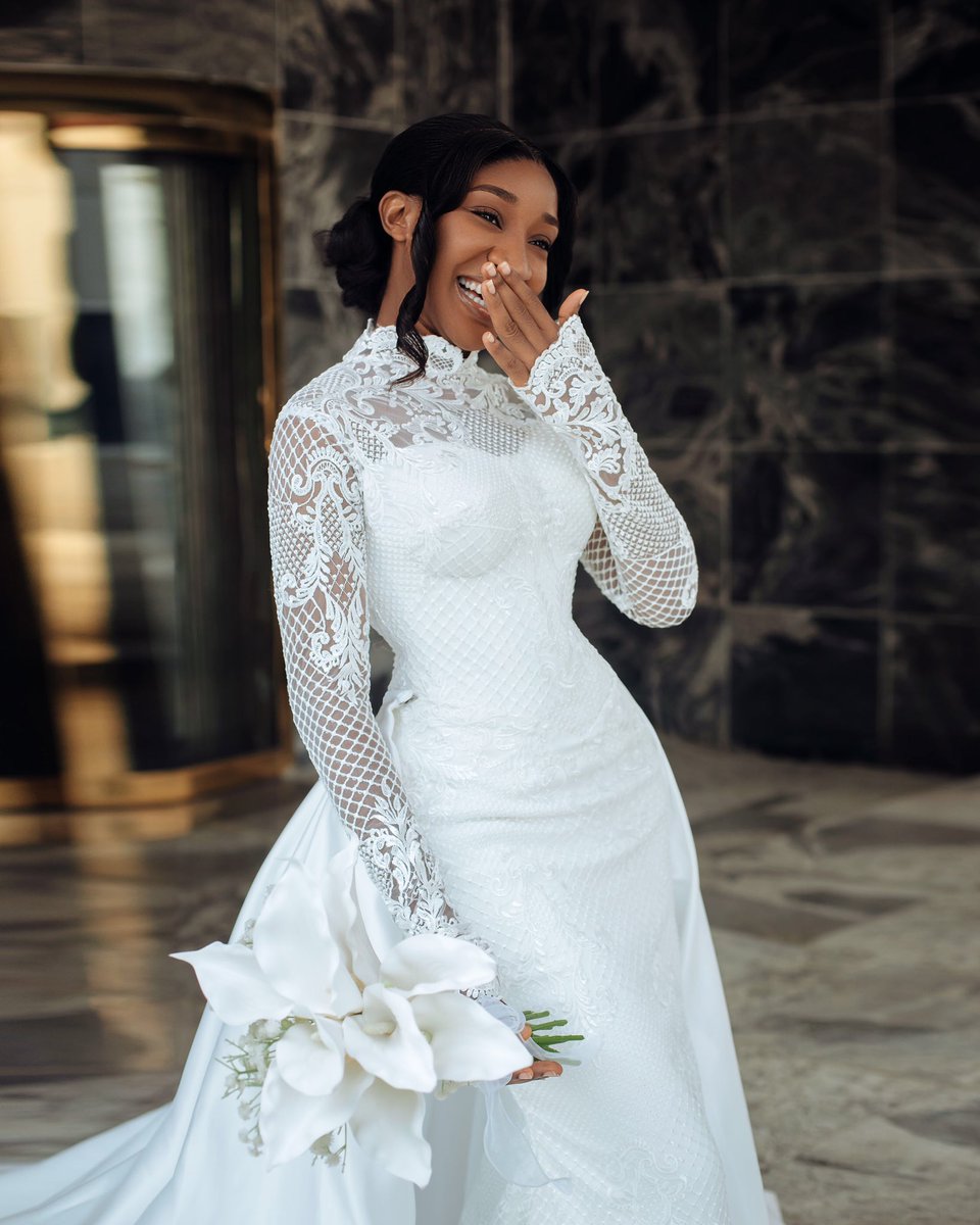 Good morning my mutuals.
May your day be as beautiful as this bride's smile.