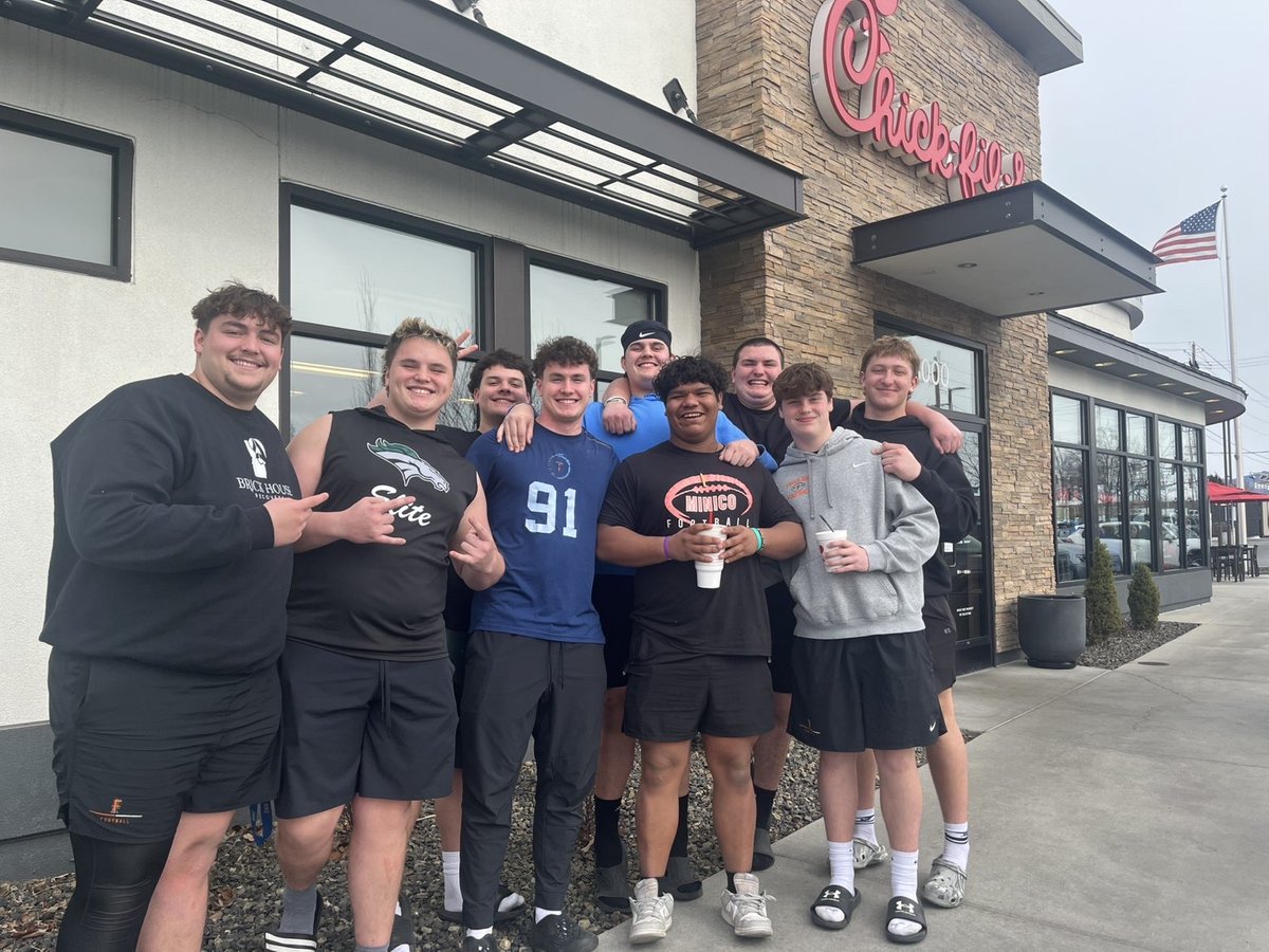 J_Dutchover's tweet photo. Loving doing linemen clinics with @RAREAcademyID, going to miss these after workout grubs.
@clutchjames @LeviMorales1266 @CashWaddel @Spencer_Washow @rocky_balboa55 @JasperDMcGee https://t.co/QKMl3veCpv