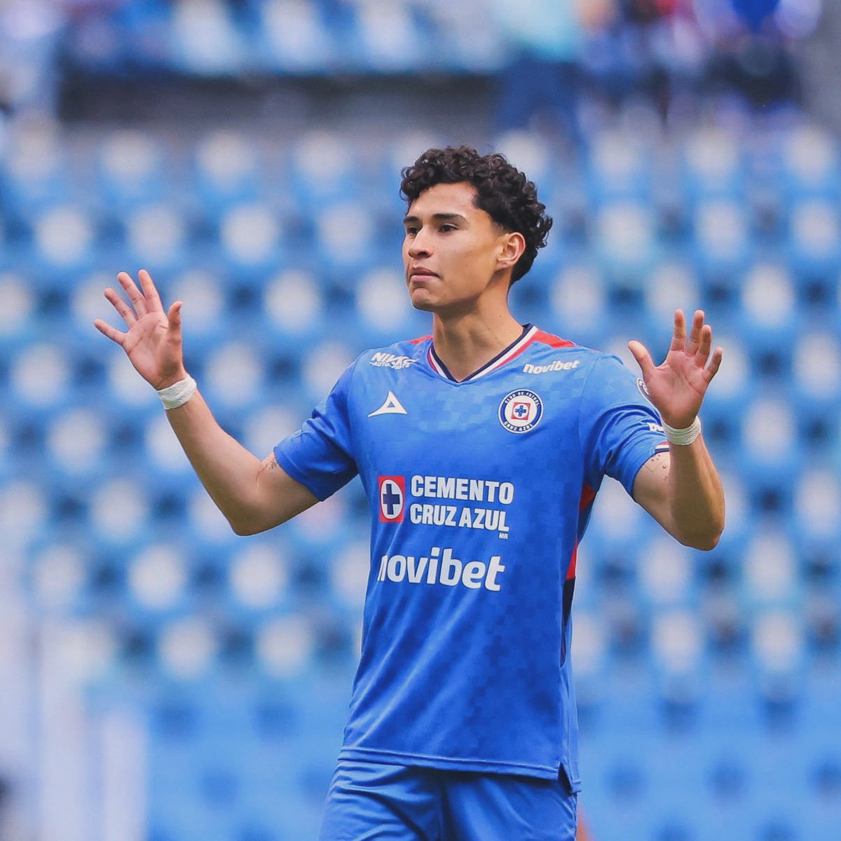 EL “EQUILIBRISTA” SILENCIOSO DE LA MÁQUINA 🚂

A veces los reflectores se van con los que meten los goles, pero lo que está haciendo Jeremy Márquez en el mediocampo es de otro planeta. 

Es el jugador que hace que todo parezca fácil y que el equipo nunca se parta. ⚽✨