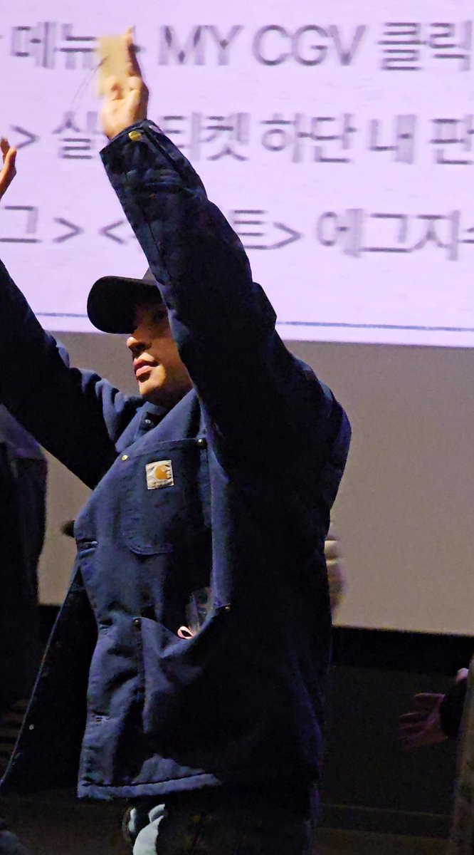 몸을 유선형으로 쭉 뻗고 팔은 최대한...