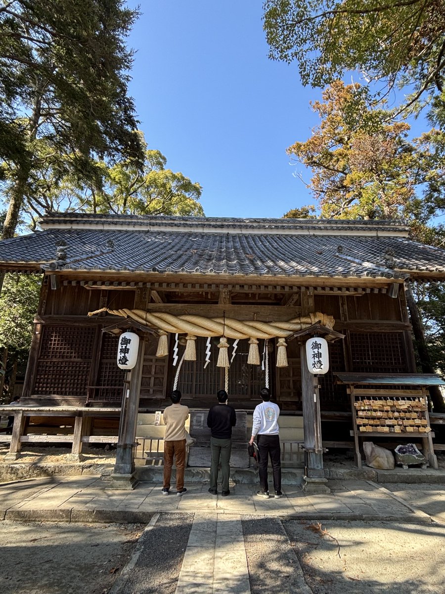 HiroN456's tweet photo. 河津町周辺散策シリーズ④
河津来宮神社参拝
☆平安初期創建、主祭神は大己貴命、ご利益は、縁結、商売繁盛、
☆境内の大楠、樹齢1,000年以上、健康長寿、圧倒的な存在で心が落ち着く😊 https://t.co/26zfpuFKtH