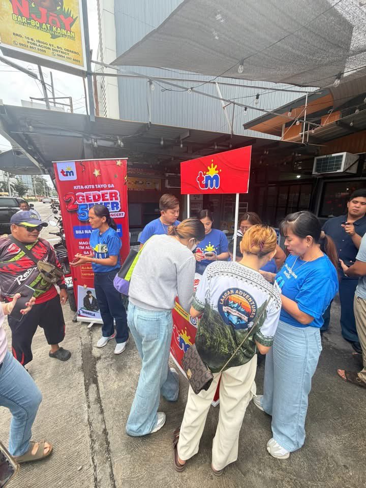tmtambayan's tweet photo. Abangan ang online selling via GlobeOne pero para sa unang pa surprise, may on-ground ticket selling na rin! Walang maiiwan dahil #TeaMTayo ❤️💙

Mga ka-TeaM namin sa Davao, sugod na sa N’JOY BAR-BQ at Kainan malapit sa University of Southeastern Philippines! 

©️United Mindanao A’tin