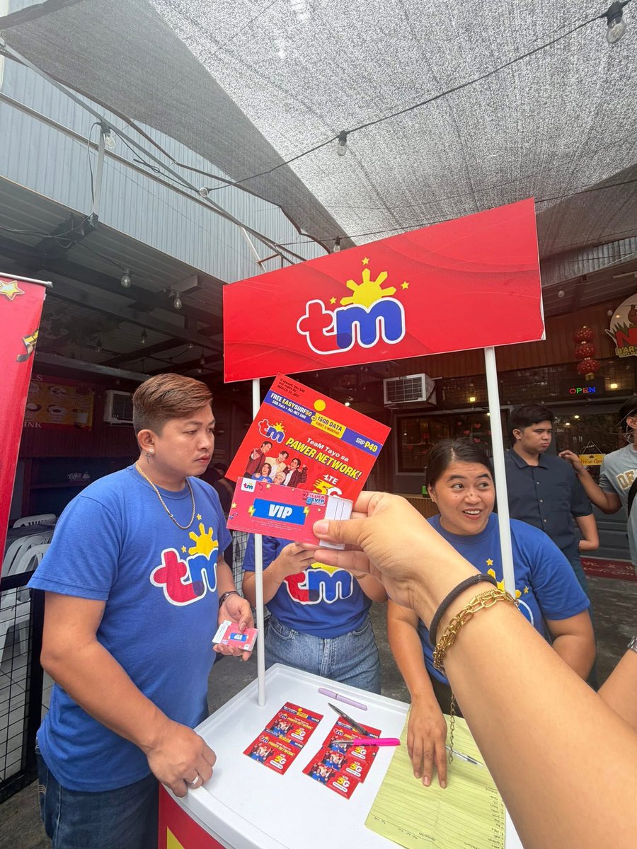tmtambayan's tweet photo. Abangan ang online selling via GlobeOne pero para sa unang pa surprise, may on-ground ticket selling na rin! Walang maiiwan dahil #TeaMTayo ❤️💙

Mga ka-TeaM namin sa Davao, sugod na sa N’JOY BAR-BQ at Kainan malapit sa University of Southeastern Philippines! 

©️United Mindanao A’tin