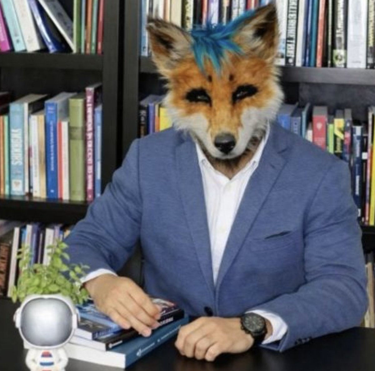 ¿Me pueden despedir por ir vestido de zorro? Para quien no ha visto el tema: therian es una tendencia que circula fuerte en redes donde algunas personas dicen identificarse simbólica o espiritualmente con un animal y lo expresan con máscaras o colas. No es una reforma legal. Es