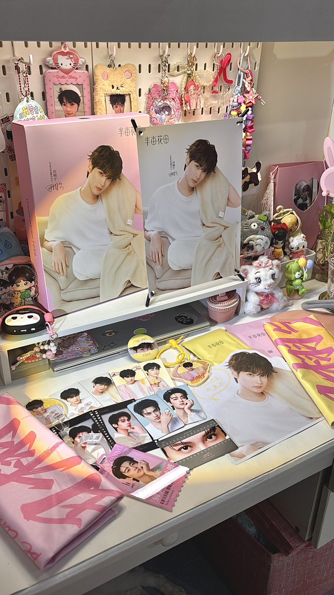 bloombyyue's tweet photo. Got my TXN x BMHT package a few days ago! The merch is insanely gorgeous and the products smells heavenly 🌸😍 Xuning looks extraa fluffy and good looking here aack 😭🫶🏻

Full unboxing here: https://t.co/LKGEsb99U9

#TianXuning #Leipeng99 #TianZiyu #TianXuningZiYu #BMHT https://t.co/vog6RWAsOn