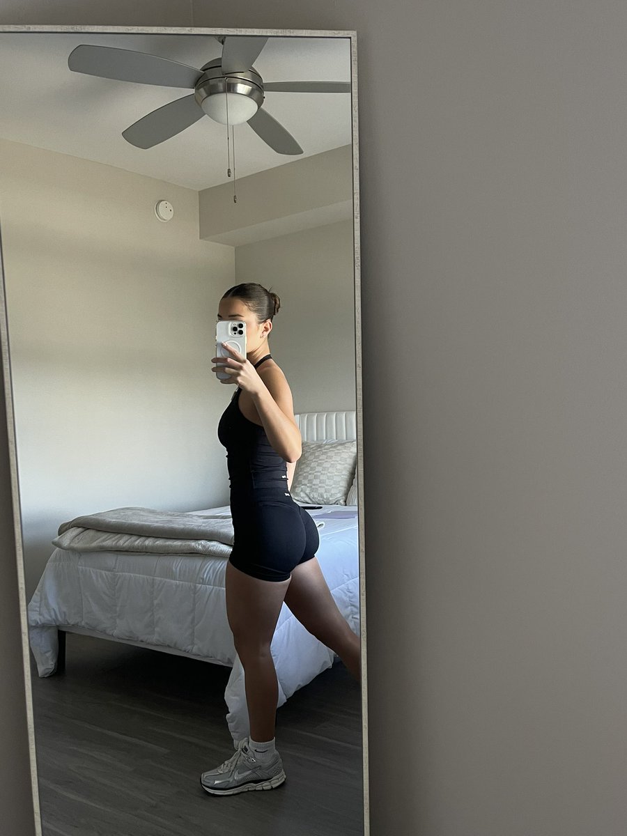 Officialxsam's tweet photo. Did you Jim today? 🍑 #glutes #fitnessgirls #gym #workout https://t.co/gkeWGBEDOk