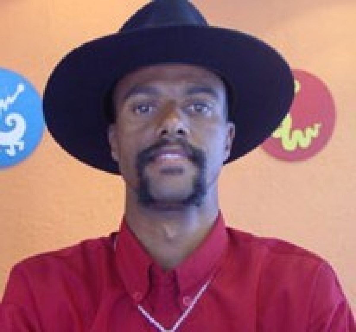 O Alexandre Pires e seu look Toninho do Diabo kkkkk