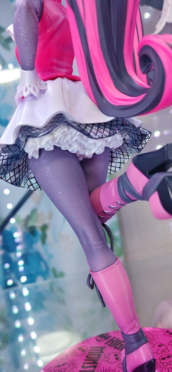 bar_rhizome's tweet photo. コトブキヤ MONSTER HIGH
美少女 ドラキュローラ 1/7

あのモンスター・ハイが...山下しゅんや先生、神。バービーで知られるマテル社のドールシリーズ。夫はダメらしい(わからなくはない)ラメパールにクリアパーツキラキラ、ピンクの編上げブーツとスカートの中に詰まったフリルのペチコート。Kawaii👿 https://t.co/TR9eHvfywy