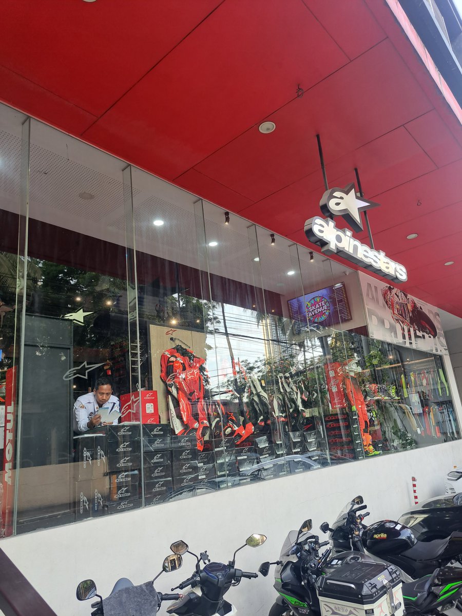 BikerLoverPh's tweet photo. Somewhere in Mnl. 👀

#dainese #dainesebiker #daineseleatherbiker #leatherbiker #gearfetish #bikerfetish #bikersuit #leatherfetish #bikerfetish
#fetishph #fetishmnl #bikermnl #leathermnl #bikerph #leatherph
#alpinestars https://t.co/EKXYyrIrWm