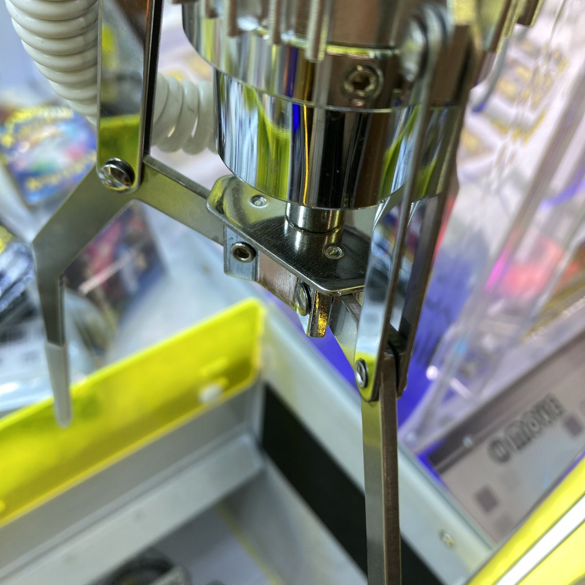 narakantoreca's tweet photo. 復活のメタルクロー✨

白い大箱はほぼ
『ガンダムアーセナルベース』自販機の中身✨ https://t.co/w4FeBhTaX2