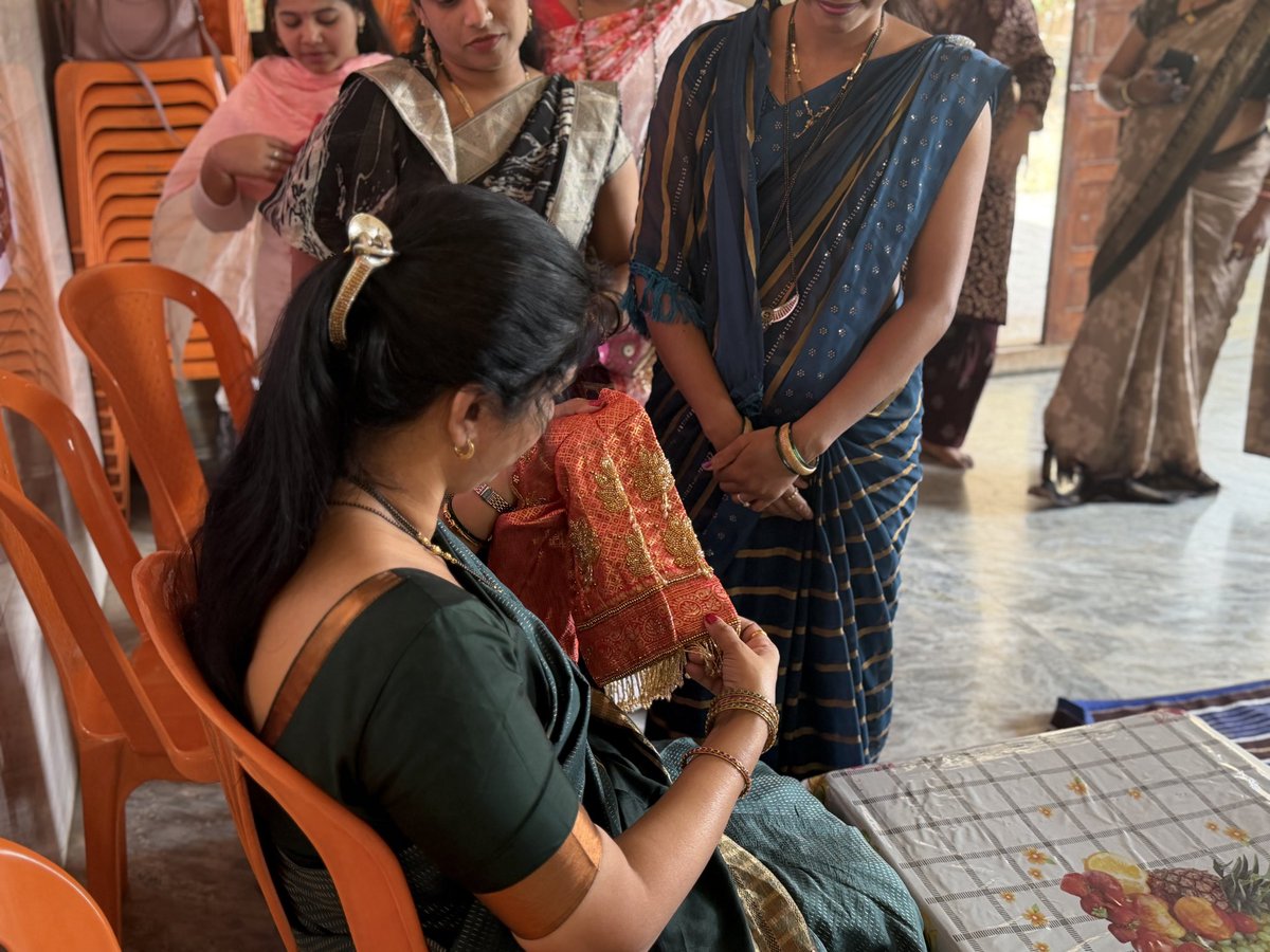 MonikaPanve's tweet photo. 📍बदलापूर शहर #सोनीवली
आरी वर्क व नथ मेकिंग क्लास प्रमाणपत्र वाटप…
आरी वर्क क्लास उद्घाटन
.
.
.
.
#jijauforall #aariworkclasss #certificate https://t.co/OJP1nykE6p