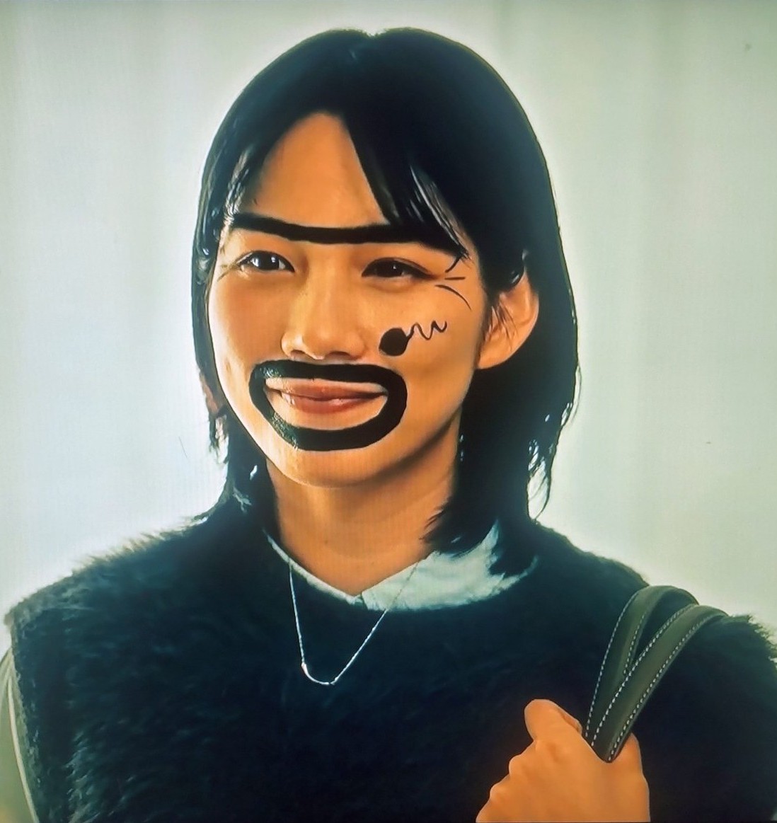 完全に一致では無いのだが何となく似てる カールおじさんと昨夜のサエ