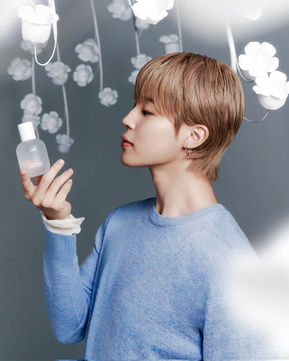 stayalivejksg's tweet image. TENEMOS NUEVAS FOTOS DEL EMBAJADOR GLOBAL DE LADOR PARK JIMIN POSANDO CON LA FRAGANCIA DE CABELLO ESTRELLA INSPIRADA EN ÉL «ANGEL MUGUET» 🪽 !! UNA BELLEZA INCREÍBLE, SU PERFIL CHICAS 🛐

JIMIN ANGEL MUGUET
FACE OF LADOR JIMIN
LADOR GLOBAL AMBASSADOR JIMIN 
#JIMINXLADOR
