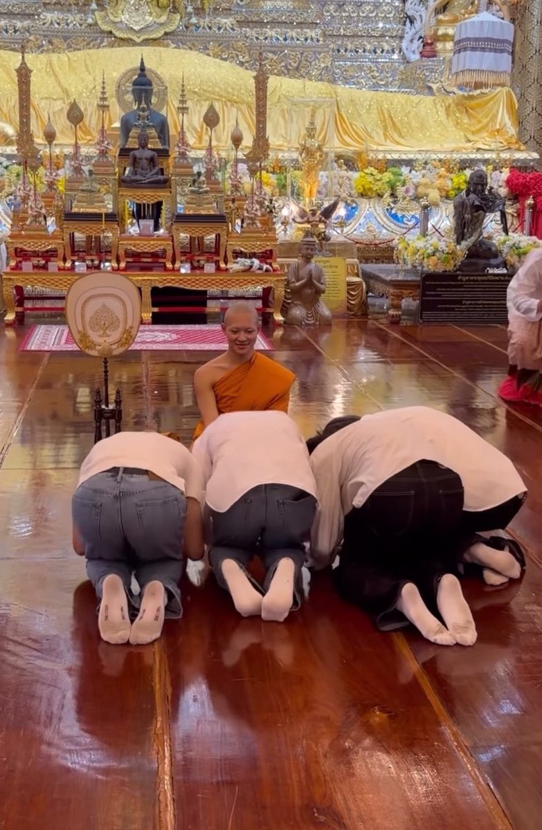 พระแอบยิ้มหรอคะ