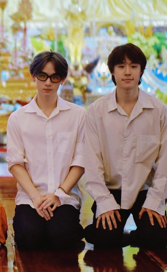 ขอโทษนะ แต่น้องฮงนั่งเหมือนแม่ นัทนั่งเหมือนพ่อนี่เวลาไปวัดอะ