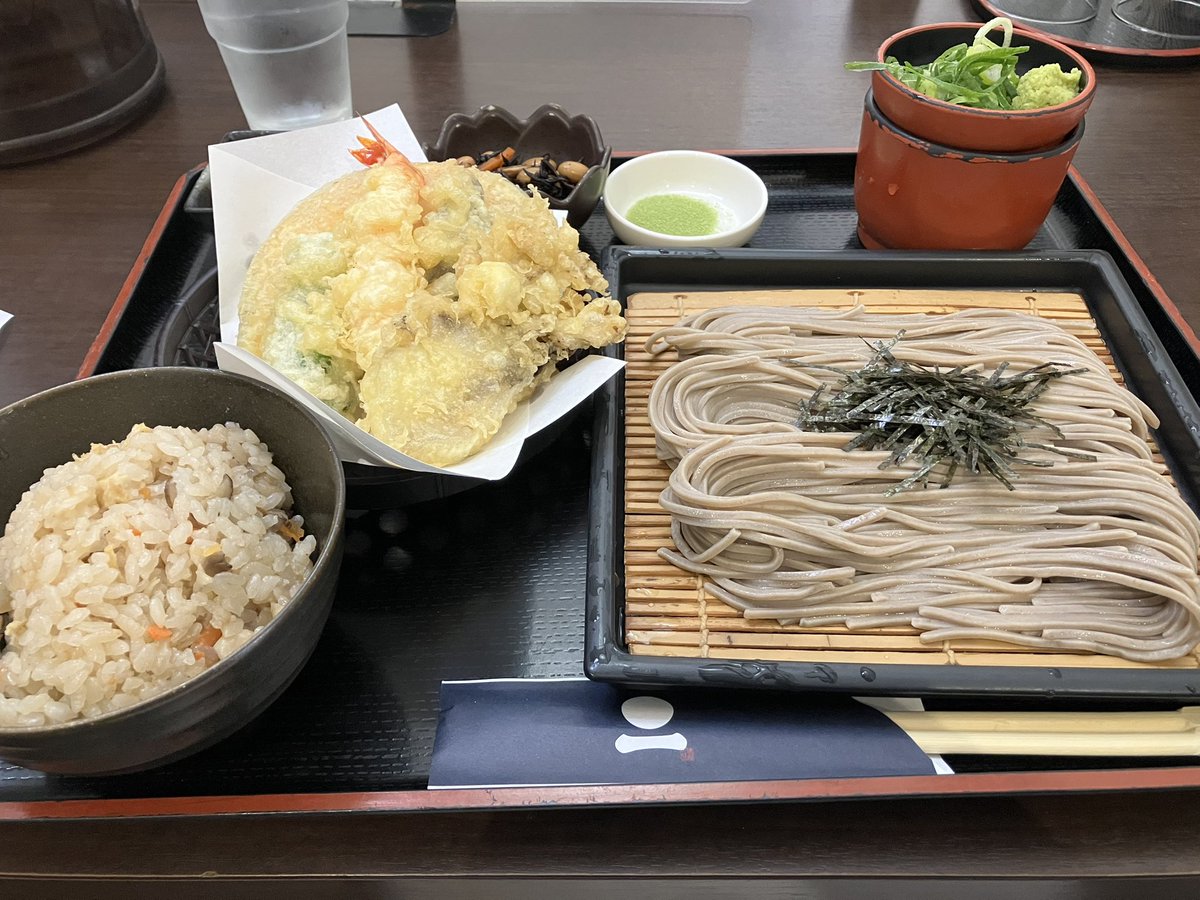 ざる蕎麦、天ぷら、舞茸の炊き込みご飯、小鉢2個がセットで1100円のお得ランチ✨
抹茶塩で食べる天ぷらもざる蕎麦も美味しかった😋