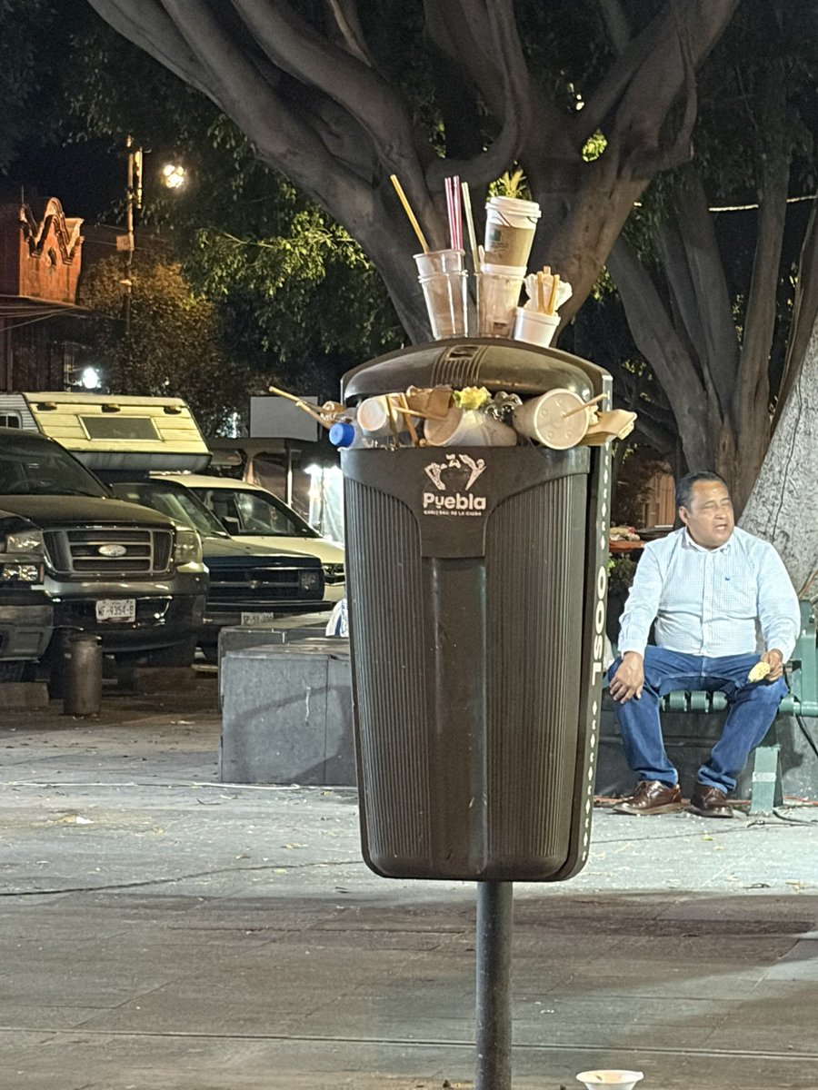 technoniky's tweet photo. Centro y zona del Carmen necesitan mas limpieza o botes más adecuados. @JCarlos_Valerio #reporteciudadano https://t.co/TYzRfcUqtQ