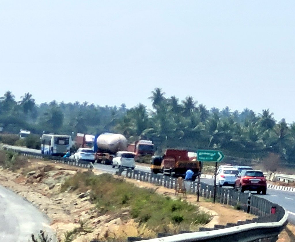 This is NH544 between Salem &amp; Sangagiri.. normal weekday 12noon traffic!

Salem Coimbatore NH544 is heartline road of west TN hosting ~$100bn economy is surviving with 4L road built in last 2000s! This 6L project of <a href="/NHAI_Official/">NHAI</a> in paper for almost a decade.
