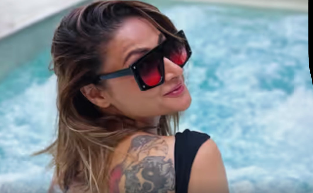 16 में शादी 
17 की उम्र में जुड़वा बेटों की मां 
और आज टीवी की पॉपुलर एक्ट्रेस उर्वशी ढोलकिया  
एक बड़े रियलिटी शो The 50 की फाइनलिस्ट हैं 

संघर्ष पहचान और बदलाव की ये कहानी सच में चौंका देने वाली है और…see more