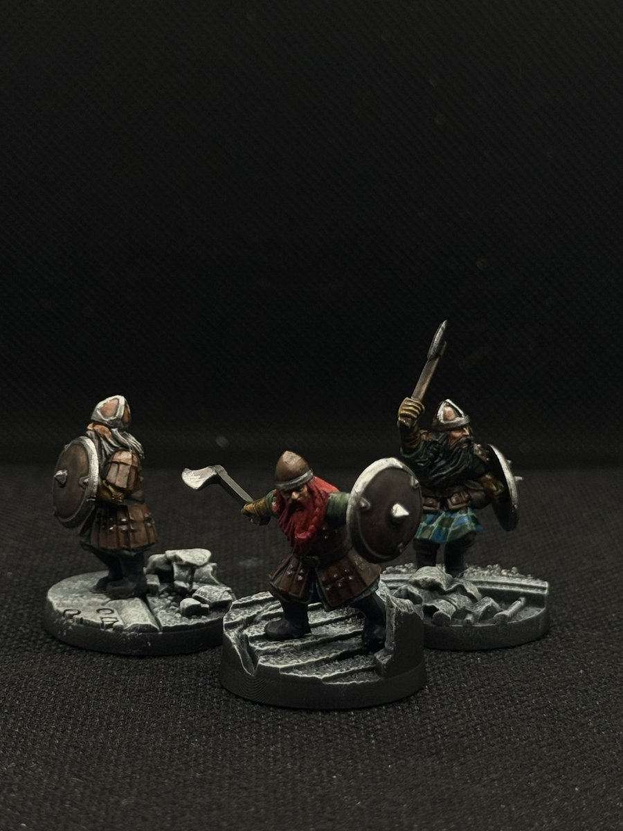 BlooddrunkBruce's tweet photo. Finished up some dwarves! Been watching a lot of Outlander, so I went with a Highlander theme! #lordoftherings #WarhammerCommunity #mesbg #miniaturepainting #warhammerpainting https://t.co/2jXVOAT266