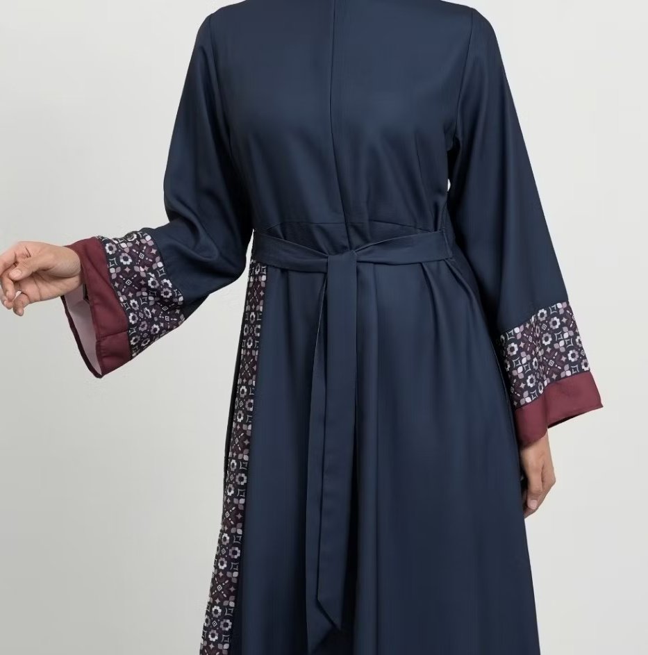 Guys kalo dress kaya gini mending pake hijab polos atau motif ya? Tolong  saranin warna yg cocok juga dong.. tysm