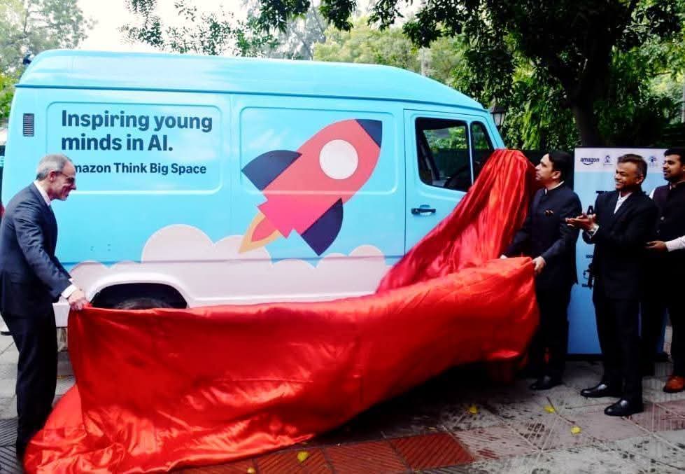 rldbrajkshetr's tweet image. केंद्रीय कौशल विकास एवं उद्यमिता राज्य मंत्री (स्वतंत्र प्रभार) तथा शिक्षा राज्य मंत्री श्री @jayantrld  जी ने ‘Think Big’ पहल के अंतर्गत 2 Amazon AI Skills Vans को हरी झंडी दिखाकर रवाना किया।
#SkillIndia #FutureSkills #ViksitBharat