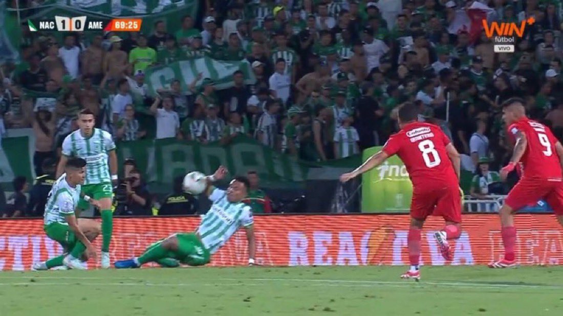 🚨 9/3/25: #América robado vs Nacional en Atanasio. 
Penal de Tesillo (mano post rebote) 
❌ no cobrado.

Hoy: mano de Bertel tras dar en el pie.
✅ penal cobrado.

✔️ Con Junior/Nacional: a favor. 
❌ Con #América: siempre en contra.

🤮 Vergonzoso lo del arbitraje en el FPC.