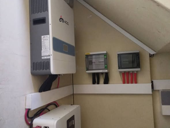 Como parte del cambio de matriz energética que se lleva a cabo en nuestro país y buscando mejorar la calidad de los servicios, fue instalado hoy en la sucursal de la BPA 4332-Hospital un sistema de paneles solares, para prestar servicio al pueblo. 
#CubaEstáFirme