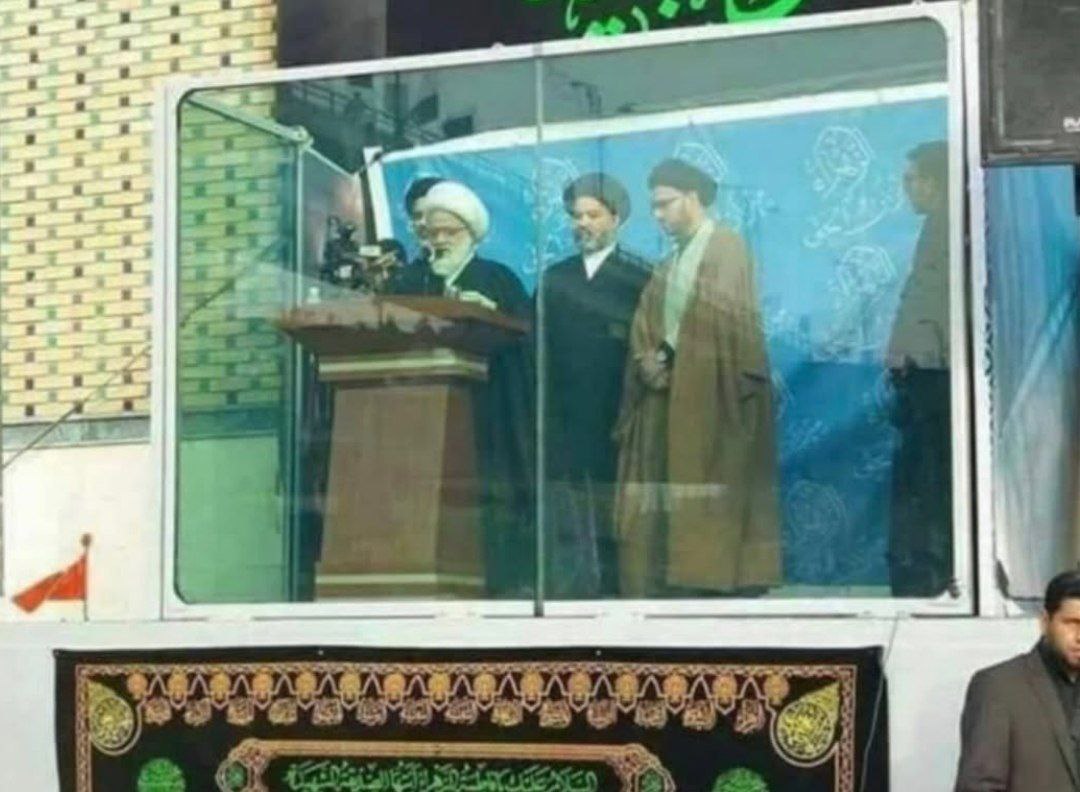 شماها یادتون نمیاد
یه مدتی آخوندای معمولی برای سخنرانی میرفتن تو آکواریوم (مثلا حفظ جان)

حالا عرزشیها به شیشه ضد گلوله رضا پهلوی ایراد میگیرن  😂